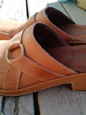 STRICTLY COMFORT SIZE 9 LEATHER CLOG